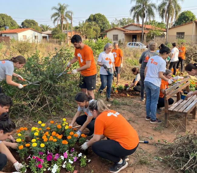 Voluntarios cuidando un espacio comunitario