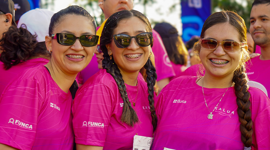 Participantes de Azar Latino Social compartiendo la jornada de Octubre Rosa.