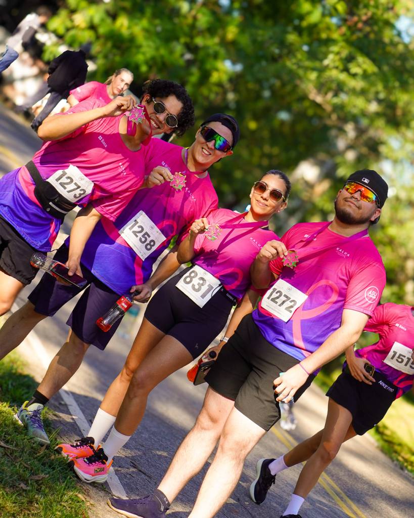 Compañeros de Azar Latino Social durante la jornada de Octubre Rosa.