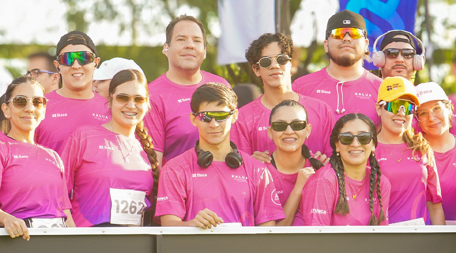 Colaboradores de Azar Latino Social reunidos durante la Corrida Octubre Rosa 2026.