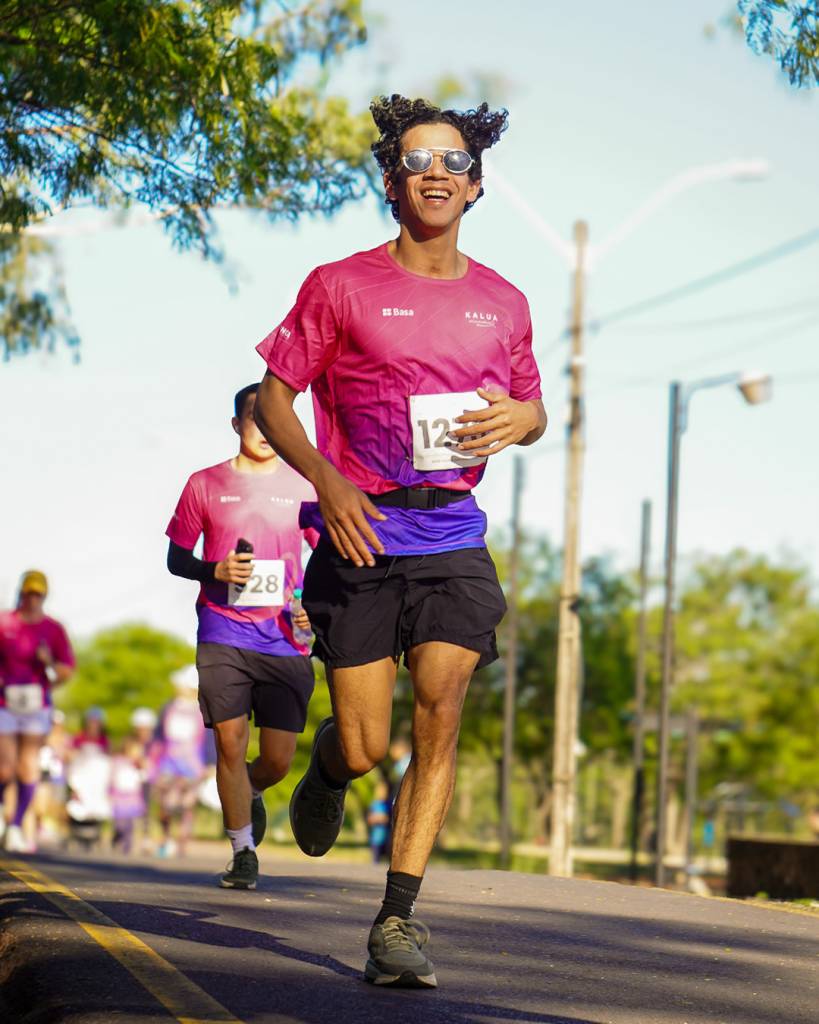 Integrante del equipo de Azar Latino Social corriendo en Octubre Rosa.