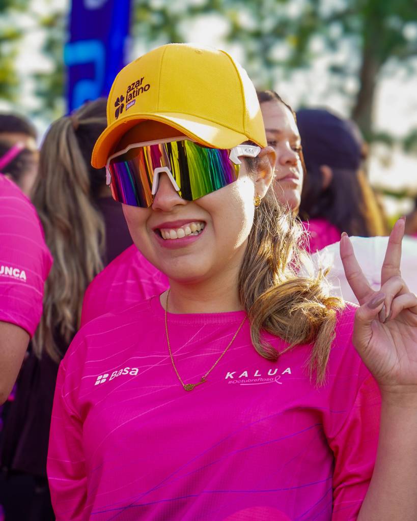 Participante de Azar Latino Social en la Corrida Octubre Rosa 2026.