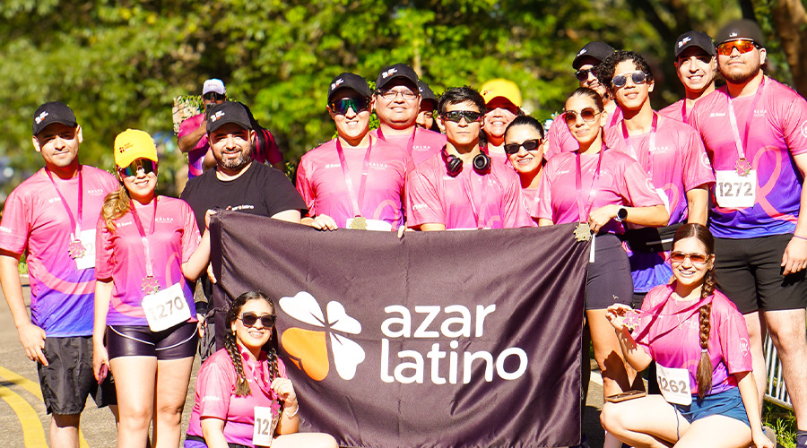 Equipo de Azar Latino Social en la Corrida Octubre Rosa 2026 en el Parque Ñu Guasu.